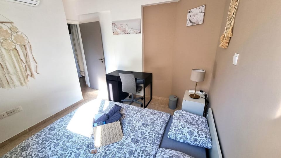 Bed, Photo of the whole room, Seating area, Bedroom, air conditioner