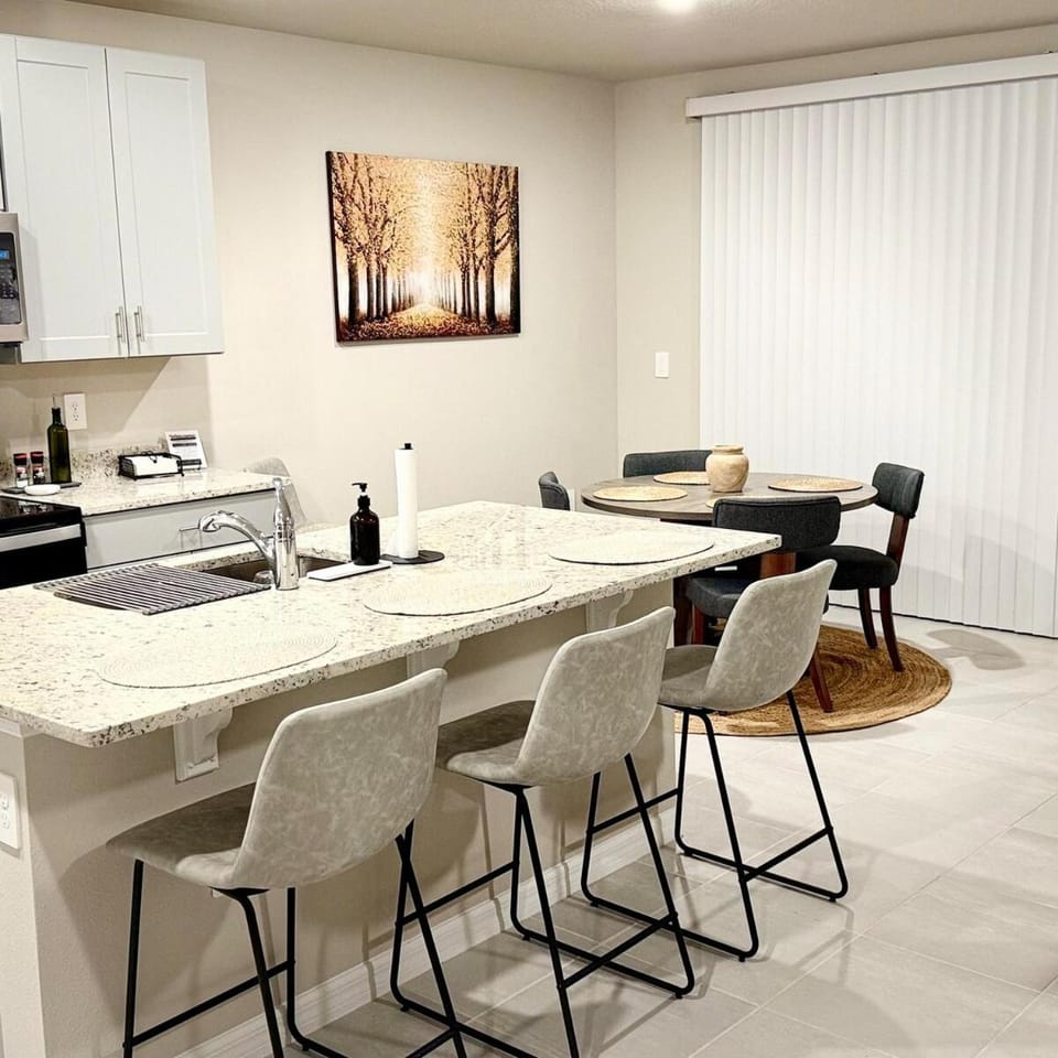 Central Auburndale Retreat, Lake Myrtle complex , Sun Trax 7 min away Near Disney, Legoland, Tampa,Orlando House in Auburndale
