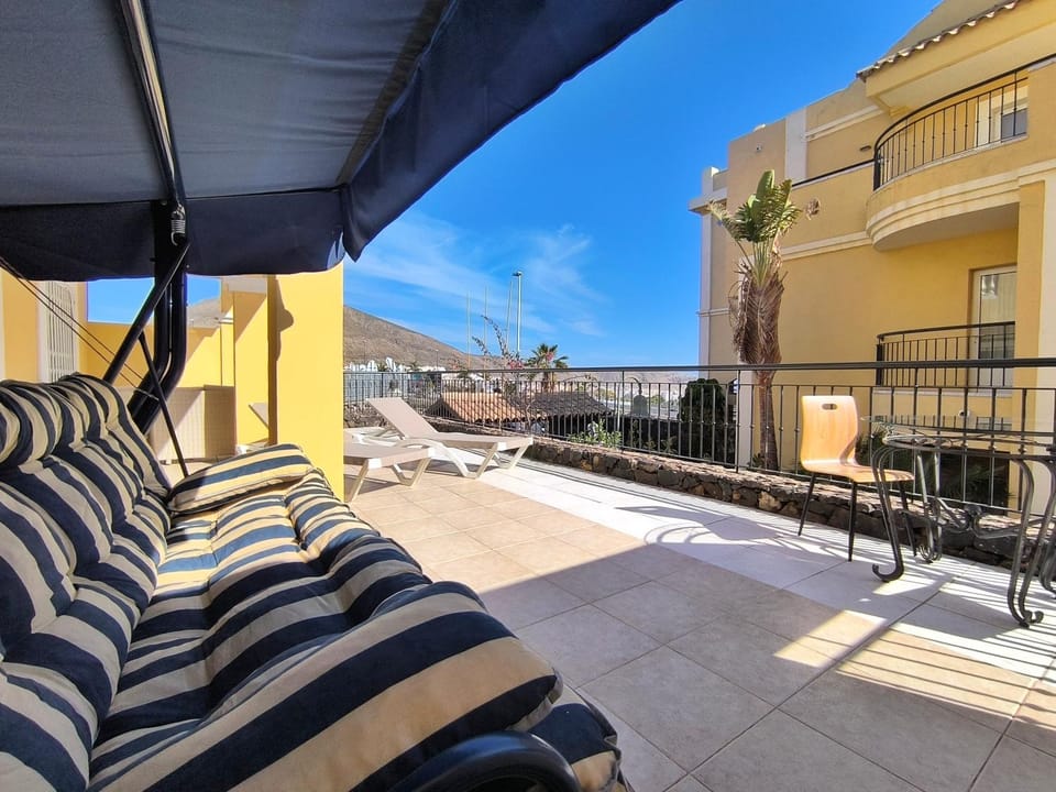 Property building, Day, Balcony/Terrace, Seating area, furniture, sunbed
