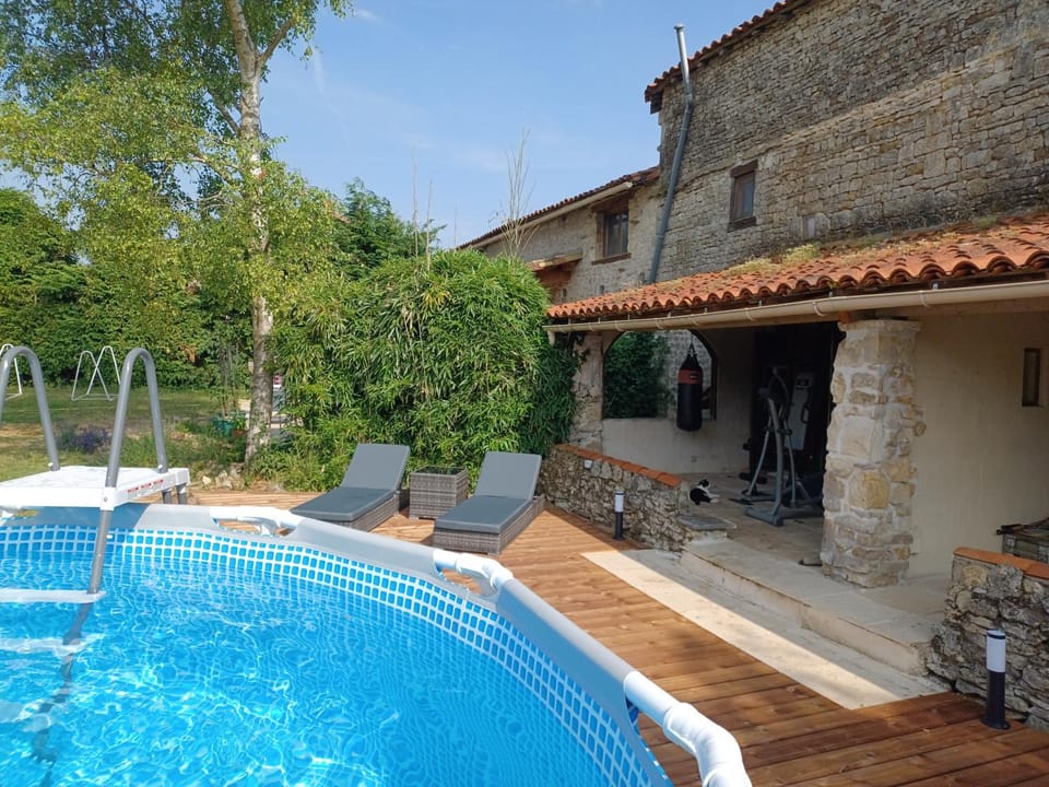 Property building, Patio, Garden, Balcony/Terrace, Garden view, Pool view, Swimming pool, Swimming pool, sunbed