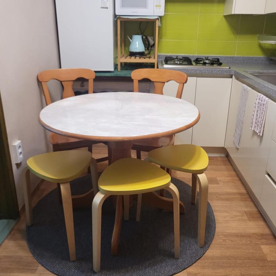 Kitchen or kitchenette, Dining area
