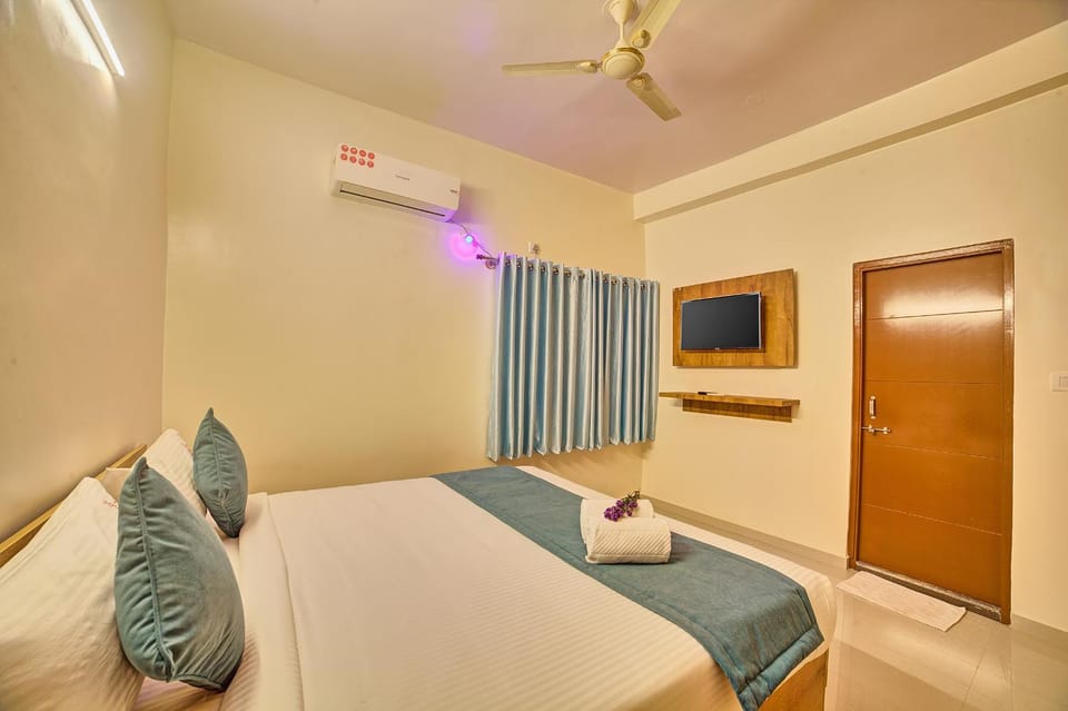Bed, TV and multimedia, Photo of the whole room, towels, air conditioner