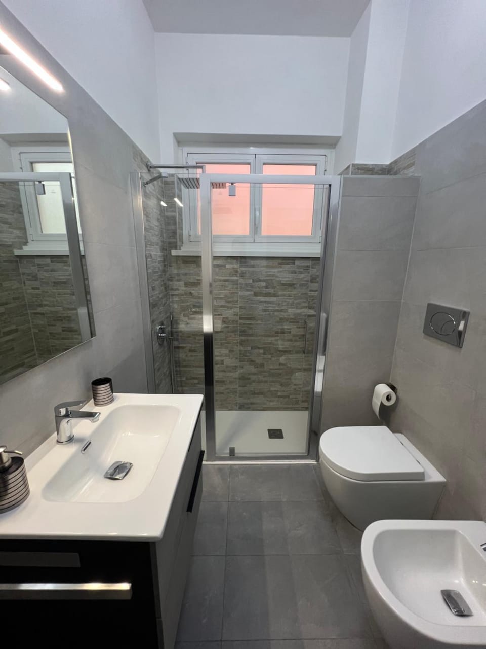 Shower, Toilet, Bathroom, bidet, towels