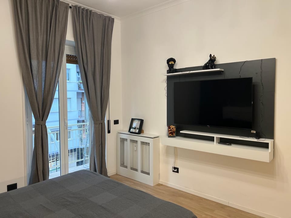 Communal lounge/ TV room, Bed, TV and multimedia, Photo of the whole room, Evening entertainment, Bedroom