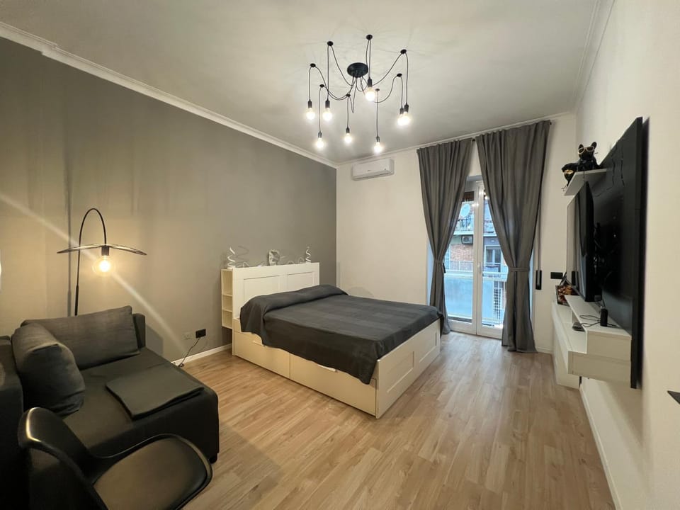Communal lounge/ TV room, Bed, TV and multimedia, Living room, Photo of the whole room, Seating area, Evening entertainment, Bedroom