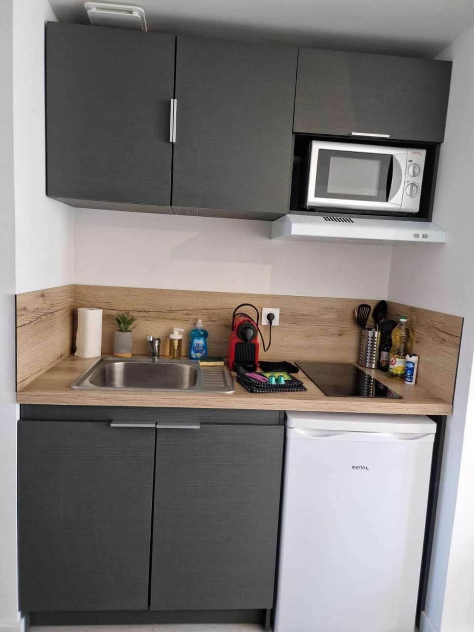 Coffee/tea facilities, Kitchen or kitchenette, microwave, stove, toaster