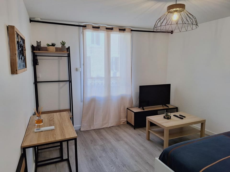 Bed, TV and multimedia, Living room, Seating area, Dining area, Bedroom, internet, internet, air conditioner, air conditioner