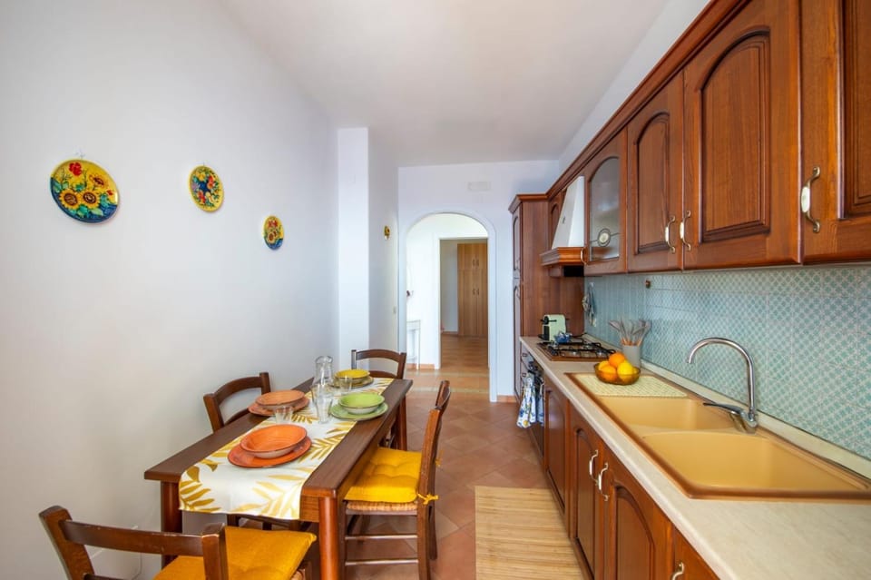 Kitchen or kitchenette, Dining area, oven, stove