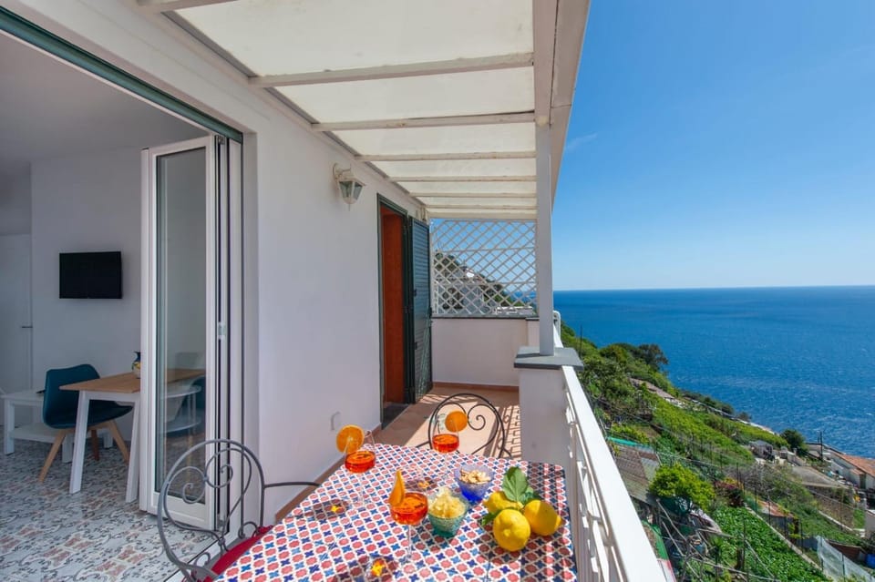 Balcony/Terrace, Food and drinks