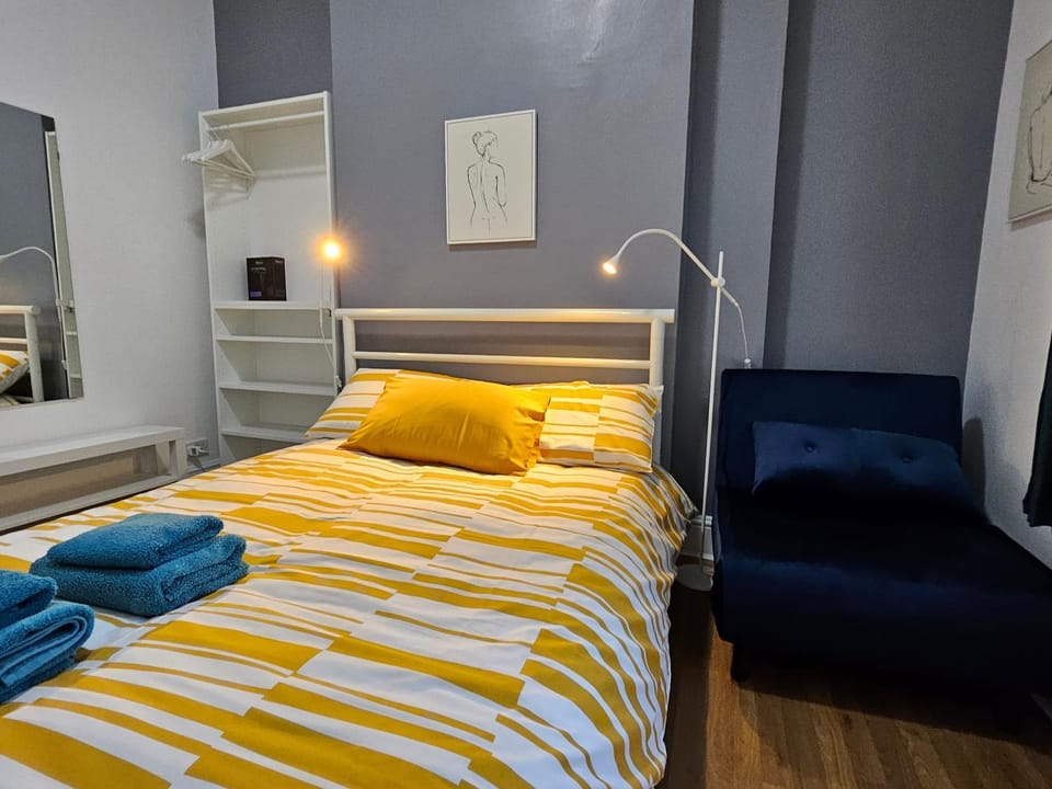Bed, Photo of the whole room, Bedroom, towels