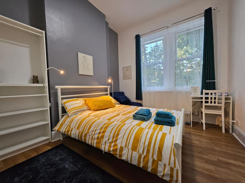 Bed, Photo of the whole room, Bedroom, towels