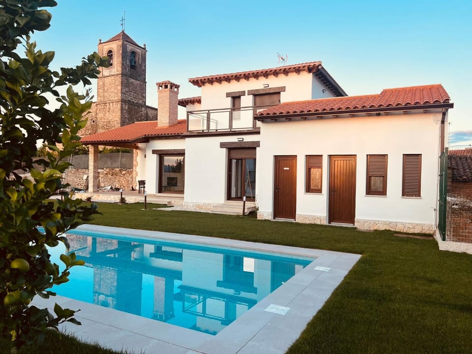 Property building, Off site, Day, Natural landscape, Garden, Balcony/Terrace, Landmark view, Mountain view, Pool view, Street view, Swimming pool