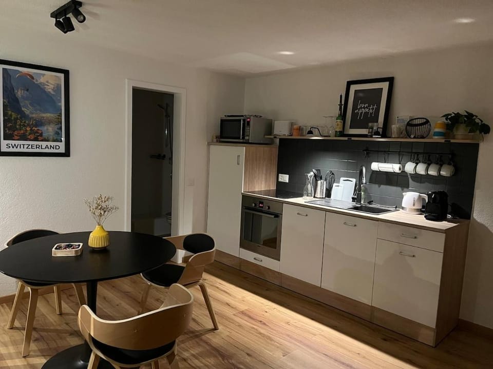 Coffee/tea facilities, Kitchen or kitchenette, Dining area, oven