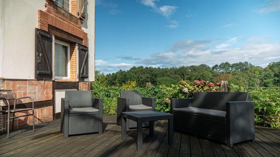 Property building, Natural landscape, Balcony/Terrace