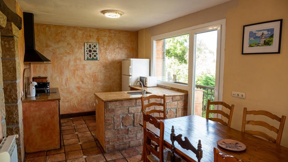 Dining area, oven, stove, toaster