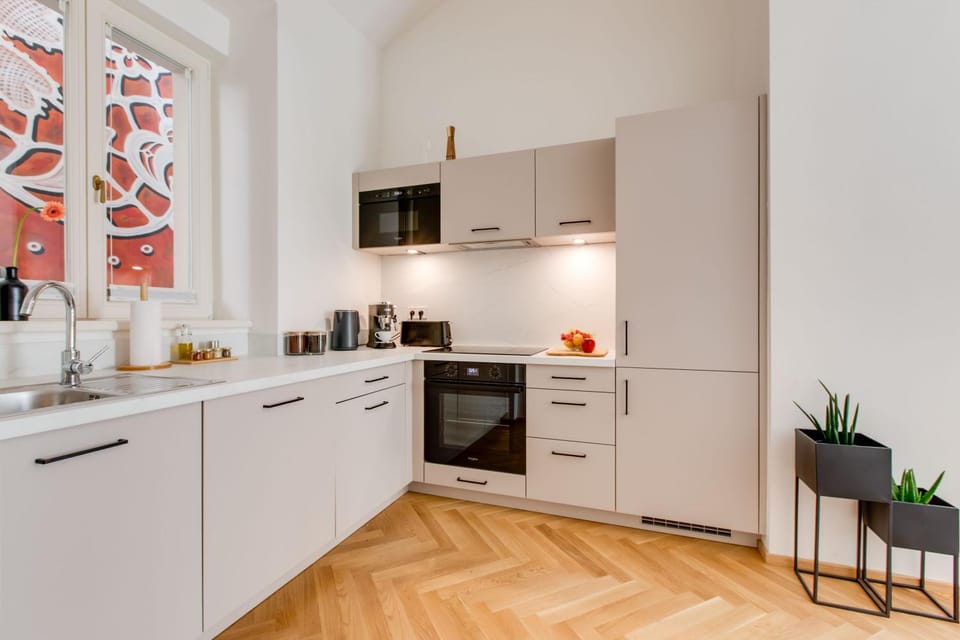 Coffee/tea facilities, Kitchen or kitchenette, oven, stove, toaster