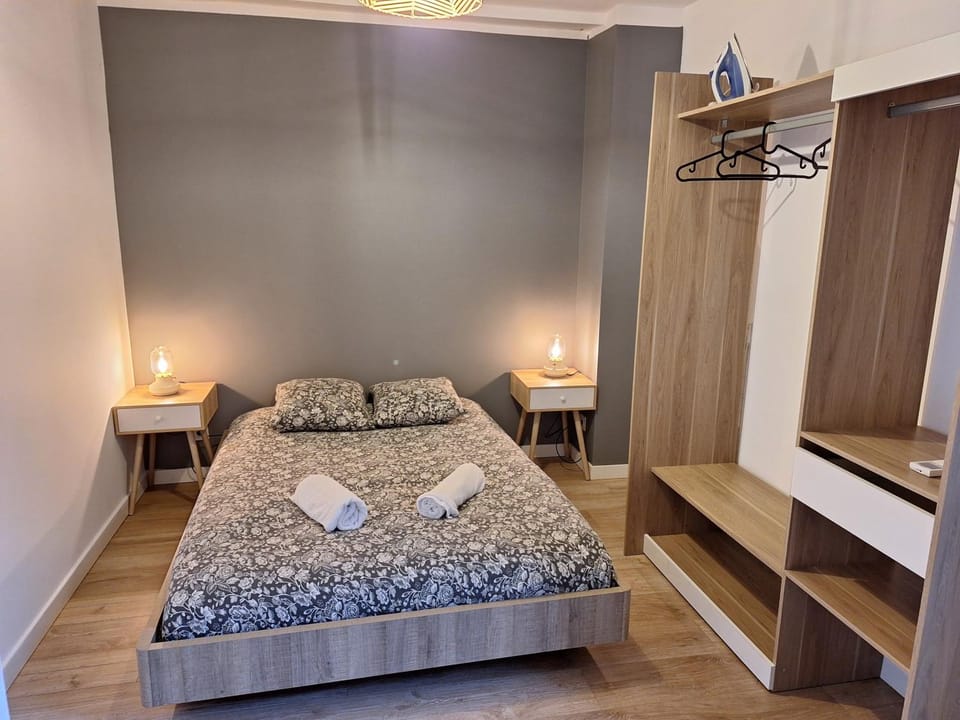 Bed, Bedroom, flat iron, internet, storage, towels, air conditioner