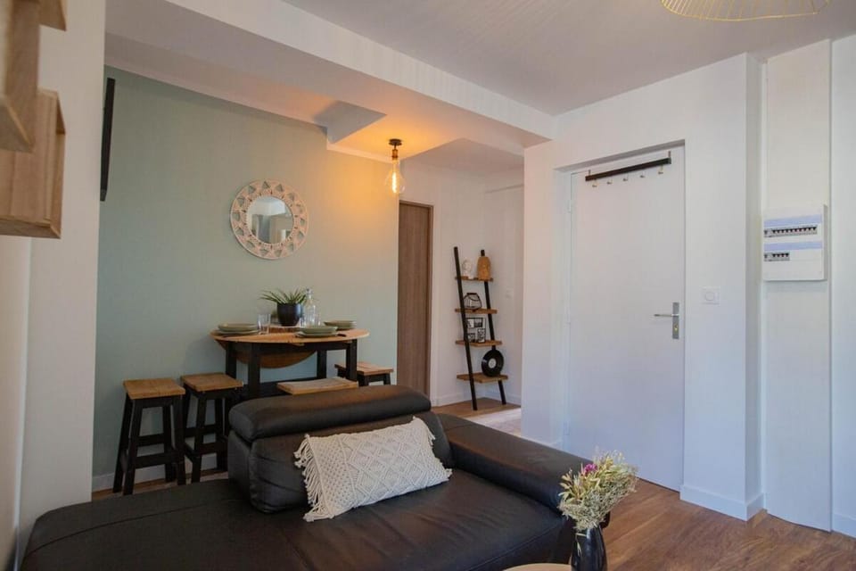 Living room, Seating area, Dining area, internet, air conditioner