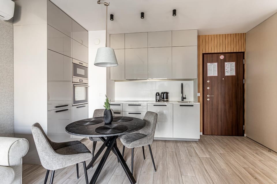 Kitchen or kitchenette, Dining area