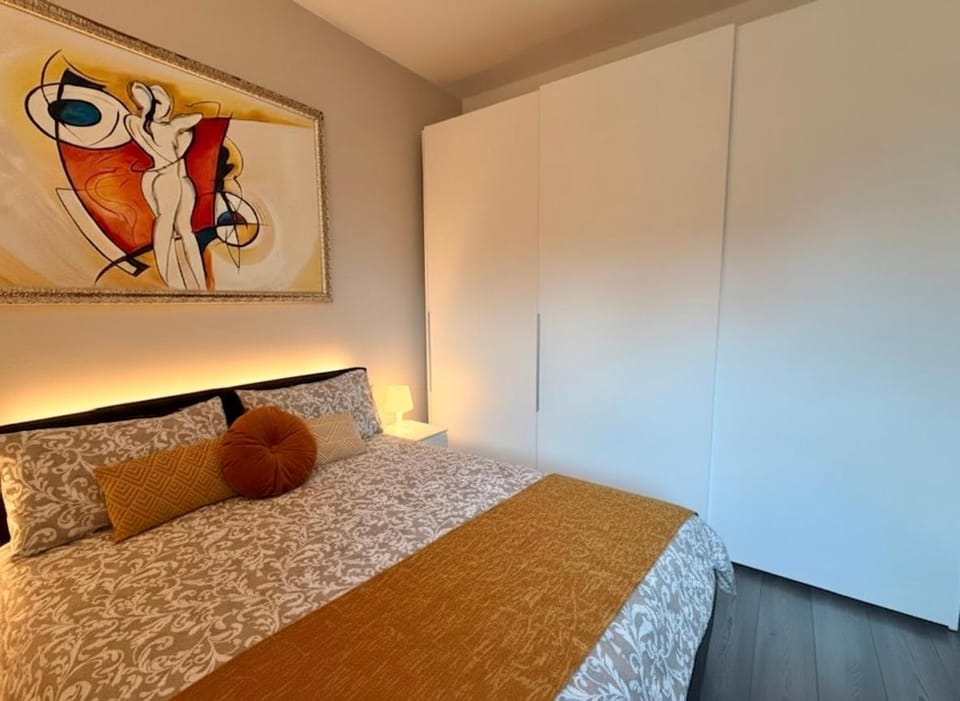 Bed, Photo of the whole room, Decorative detail, Bedroom, heating, internet, soundproof, air conditioner