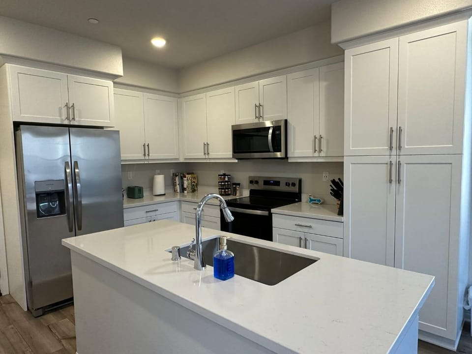 Coffee/tea facilities, Kitchen or kitchenette, dishwasher, stove