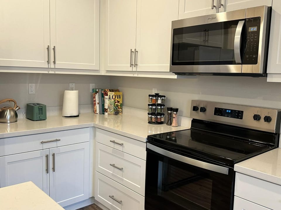 Kitchen or kitchenette, dishwasher, stove