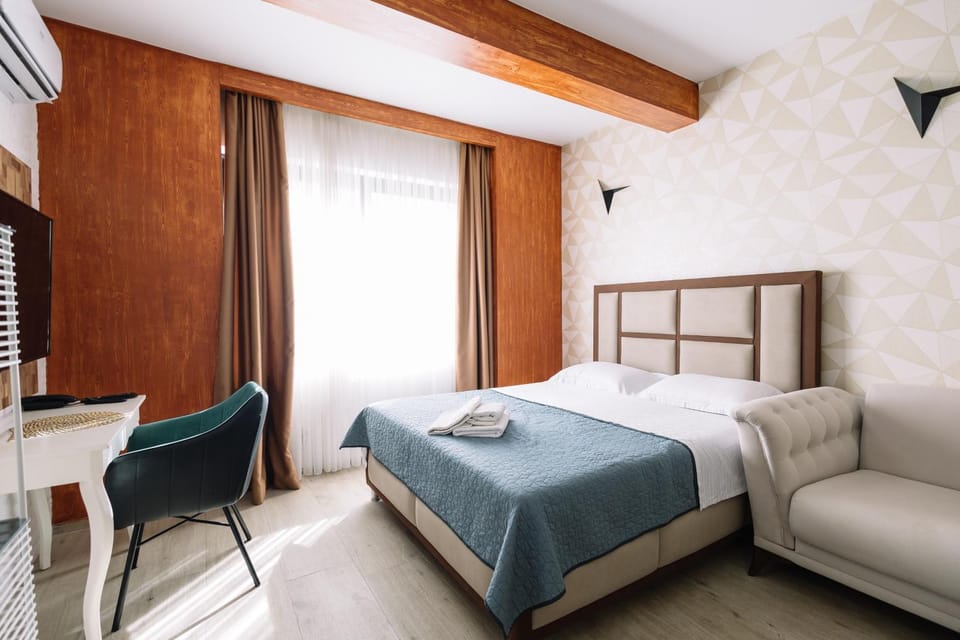 Bed, Living room, Photo of the whole room, Seating area, Bedroom, air conditioner