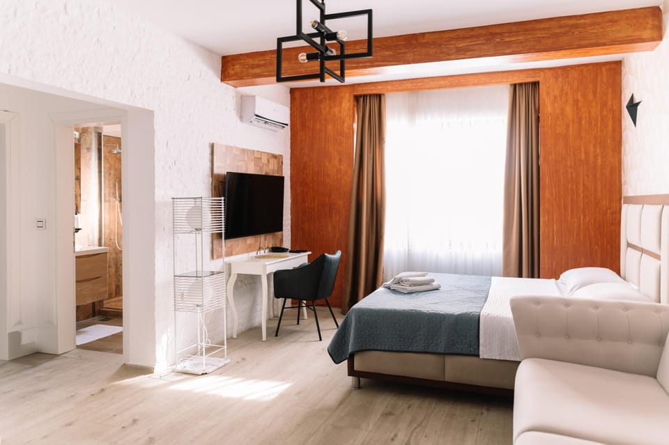 Communal lounge/ TV room, Bed, TV and multimedia, Living room, Photo of the whole room, Seating area, Evening entertainment, Bedroom, hair dresser, wardrobe, air conditioner