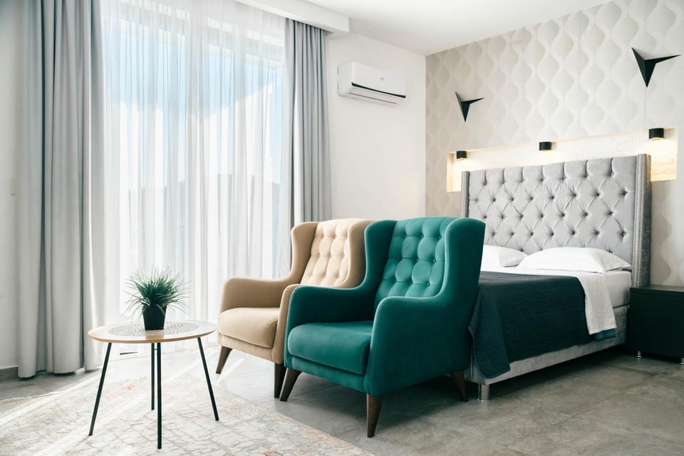 Bed, Living room, Photo of the whole room, Seating area, Bedroom
