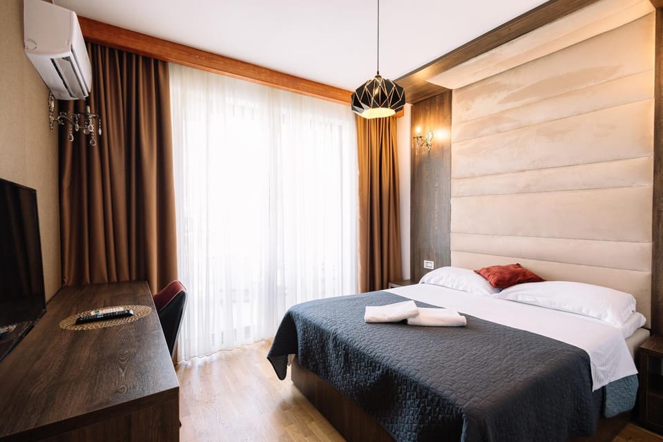 Bed, TV and multimedia, Photo of the whole room, Bedroom, towels, air conditioner