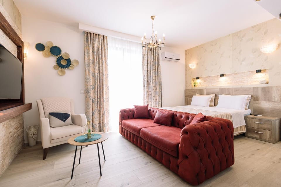 Communal lounge/ TV room, Bed, TV and multimedia, Living room, Photo of the whole room, Seating area, Evening entertainment, Bedroom, air conditioner