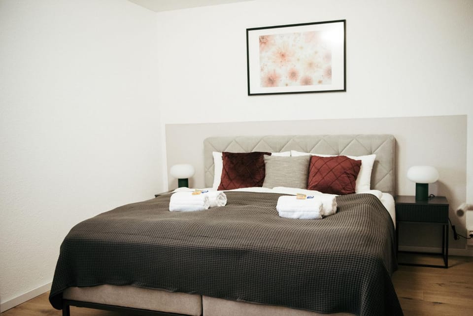 Bed, Bedroom, towels