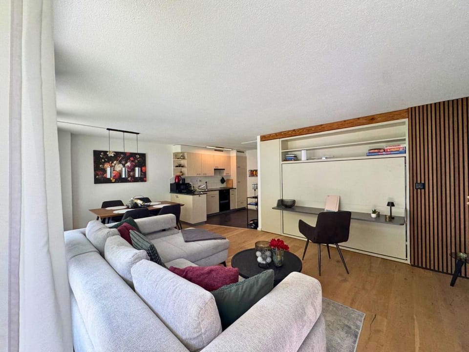 TV and multimedia, Kitchen or kitchenette, Living room, Seating area, Dining area