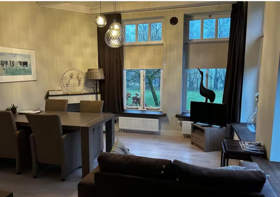 Kitchen or kitchenette, Living room, Seating area, Dining area