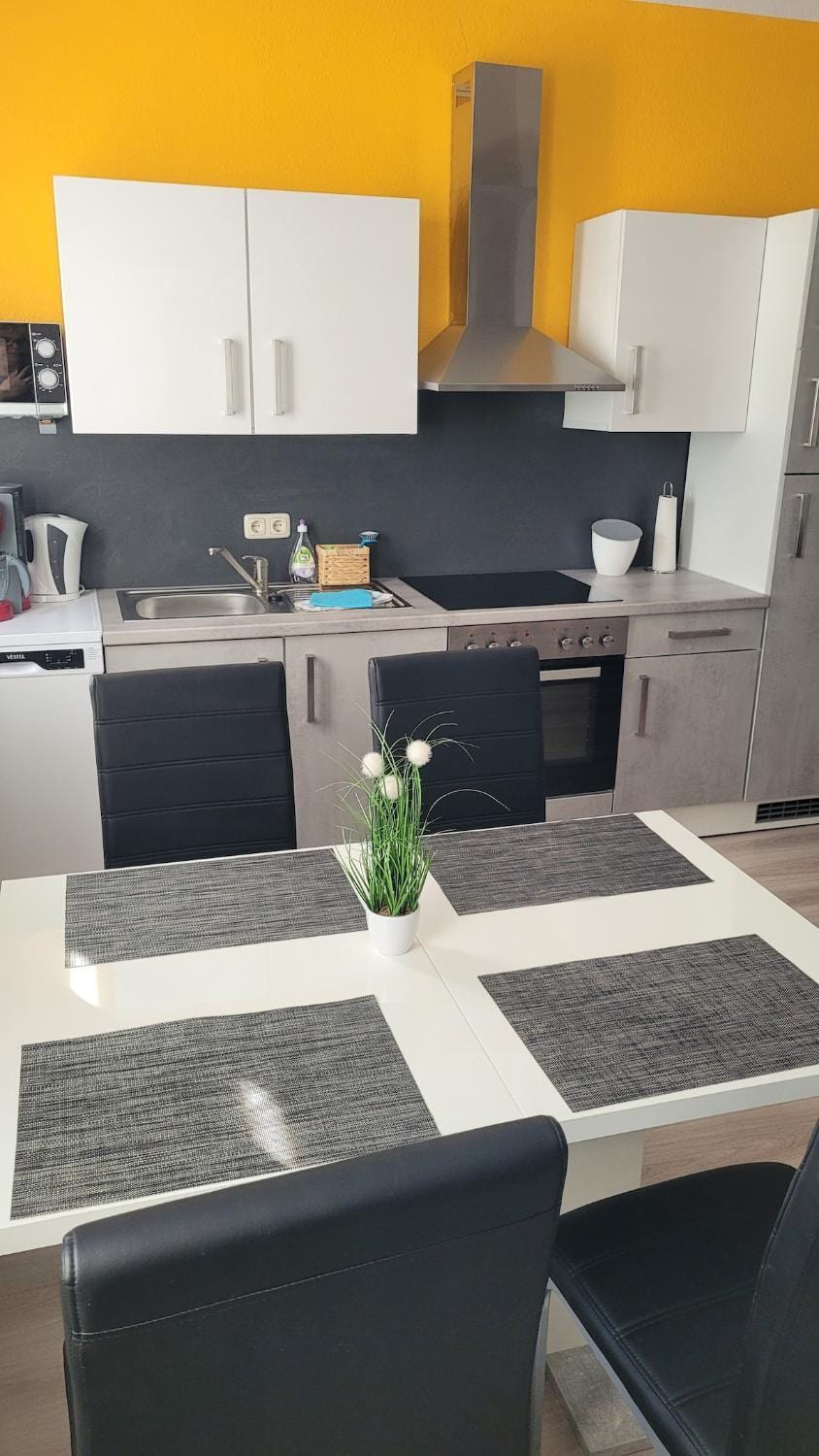 Kitchen or kitchenette, Dining area