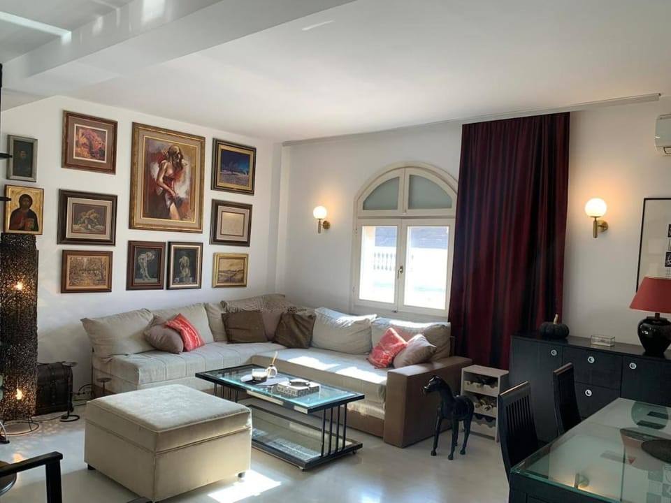 Living room, Seating area