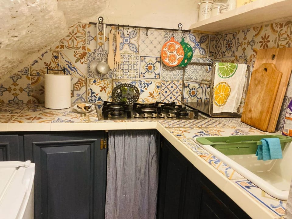 Kitchen or kitchenette, stove, washing machine