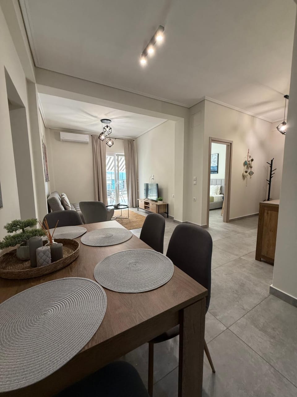 TV and multimedia, Living room, Seating area, Dining area