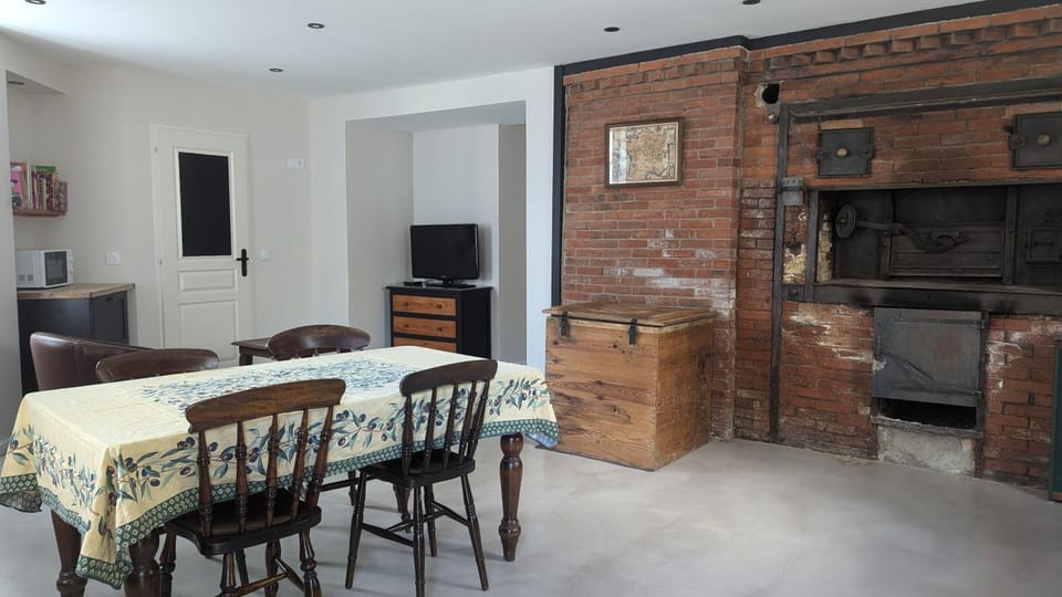TV and multimedia, Seating area, Dining area