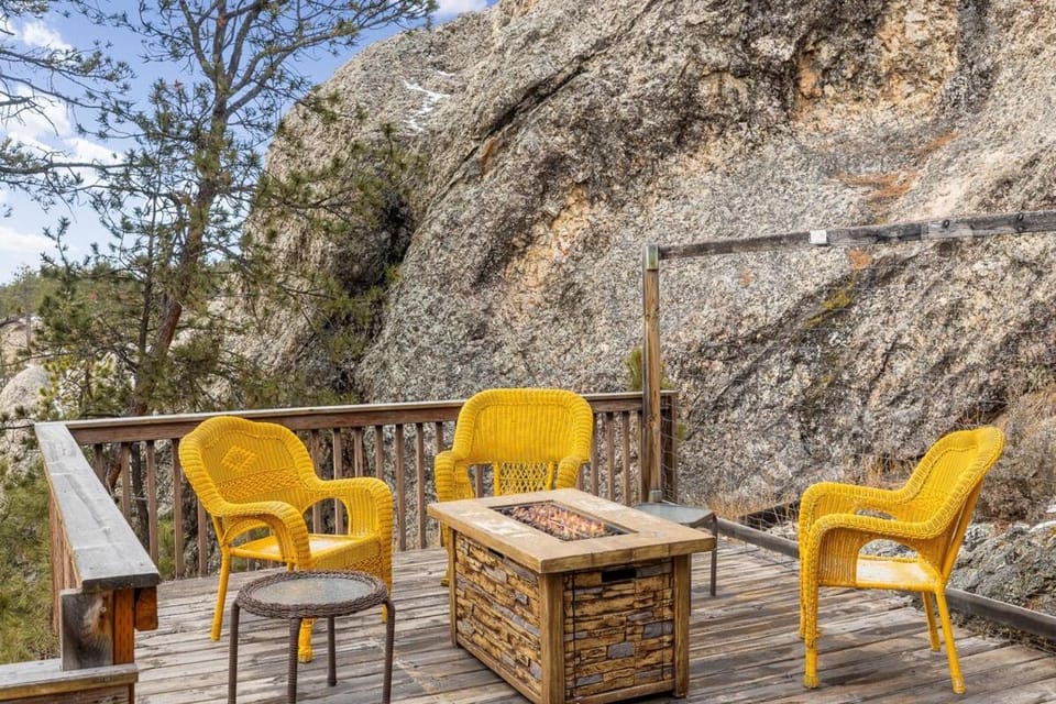 Patio, Natural landscape, Seating area, Mountain view