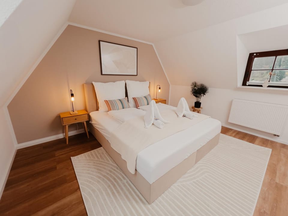 Bed, Photo of the whole room, Bedroom