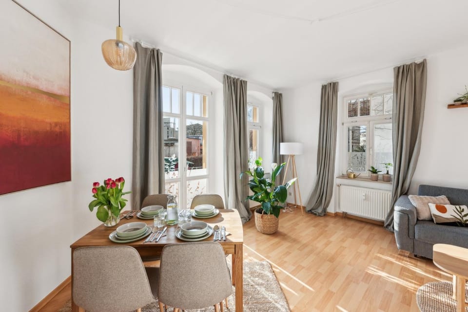 Balcony/Terrace, Living room, Dining area, internet