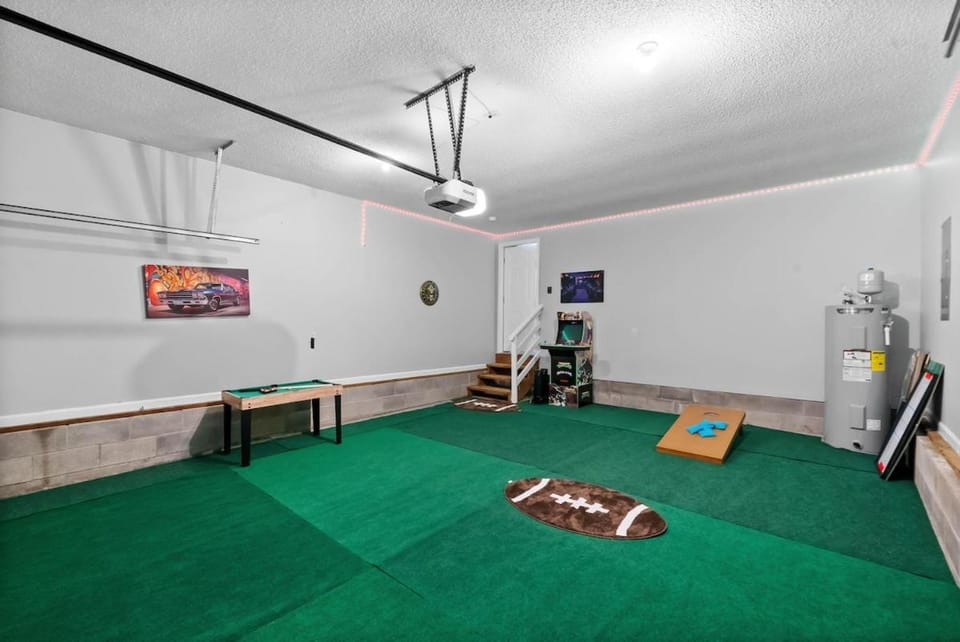 Hollywood Hideaway House in Clarksville