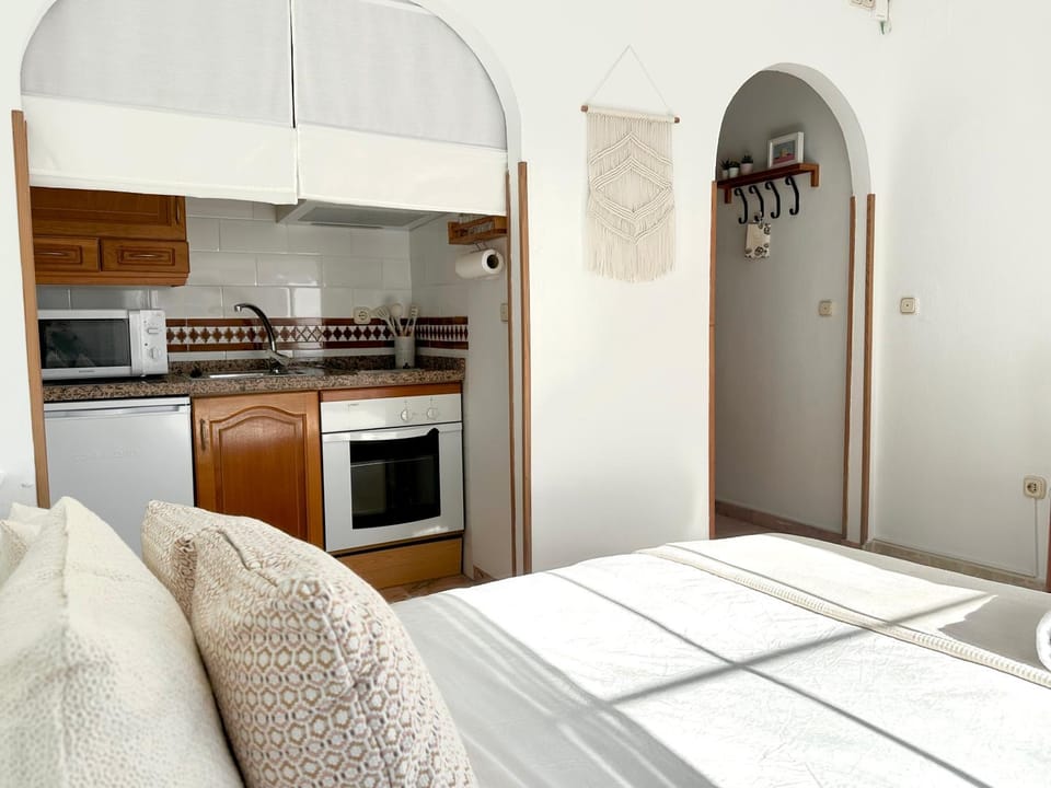 Bed, Kitchen or kitchenette, Bedroom, minibar, oven, stove