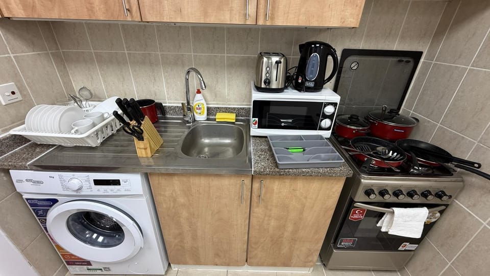 Coffee/tea facilities, Kitchen or kitchenette, stove, toaster, washing machine