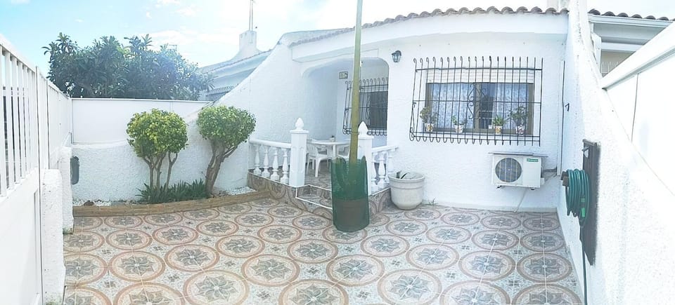 Property building, Patio, Balcony/Terrace