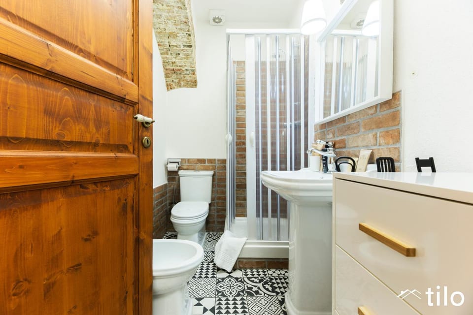 Shower, Toilet, Bathroom, Bath, bidet, towels