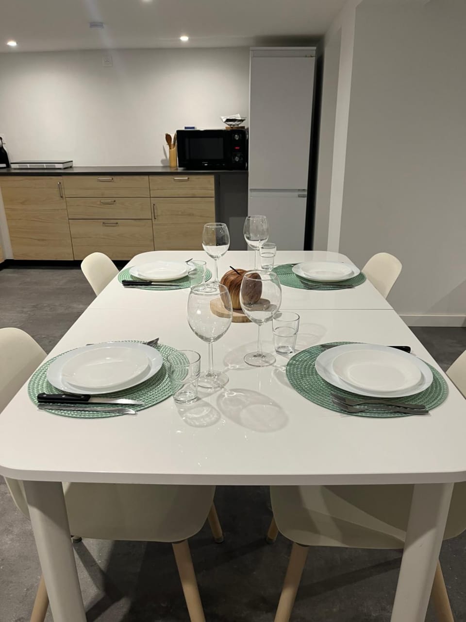 Kitchen or kitchenette, Dining area