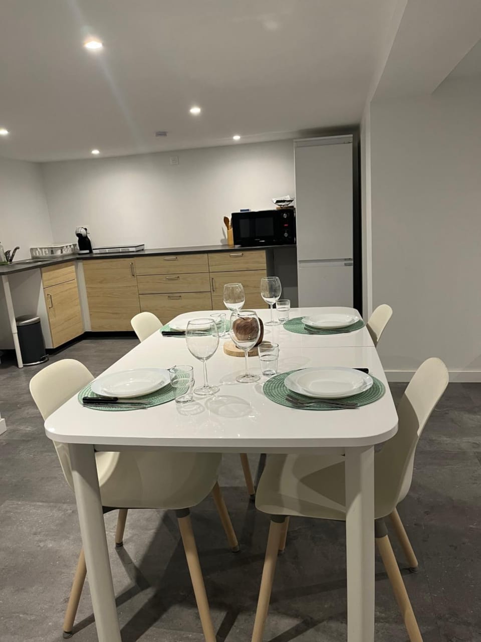 Kitchen or kitchenette, Dining area
