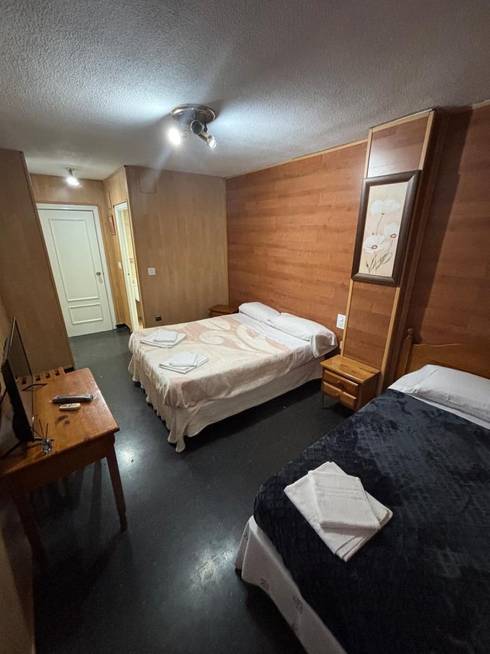 Bed, TV and multimedia, Photo of the whole room, Bedroom, towels, wardrobe